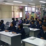 mahasiswa mendengarkan pemaparan struktur jaringan ICT di BATAN