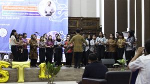 Menyanyikan Lagu Indonesia Raya dan Mars Budi Luhur olehh GLC (Gema Luhur Choir)