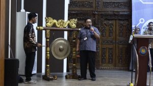 Closing SI Fest 2019 dengan pemukulan gong oleh Bapak Dr. Arief Wibowo, M.Kom