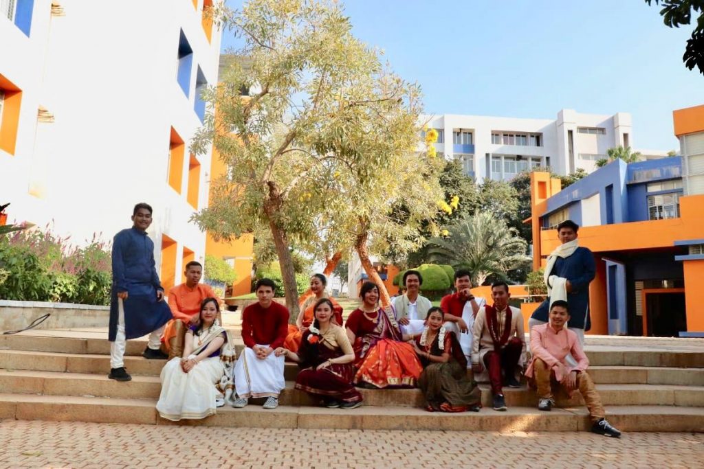 Ibu Ririt beserta Mahasiswa Universitas Budi Luhur mengenakan pakaian tradisional India. Saree untuk Mahasiswi dan Kurta untuk Mahasiswa
